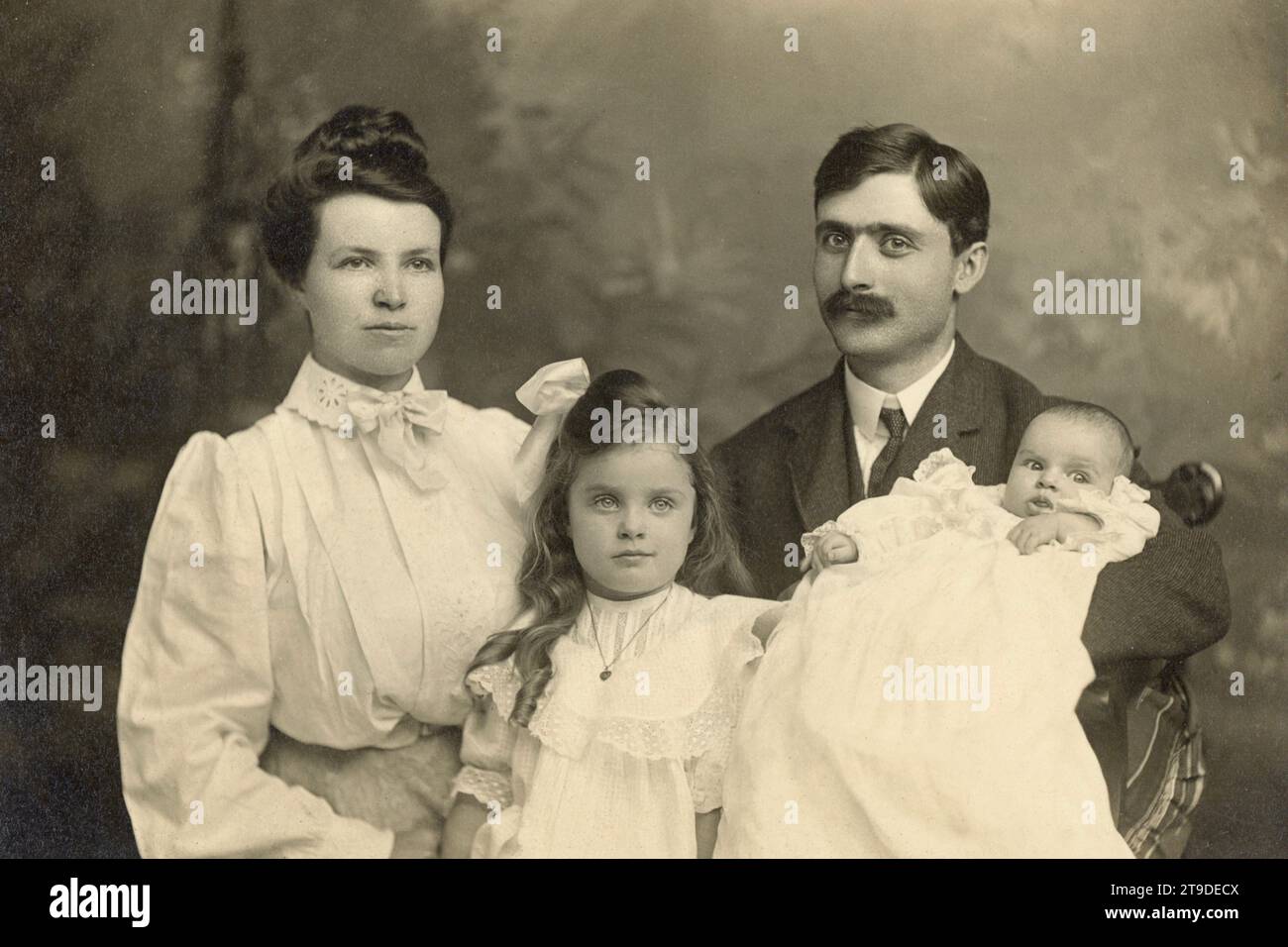 Familie 1900, 1900er Familie von vier Personen, amerikanische Familie um 1900 Stockfoto