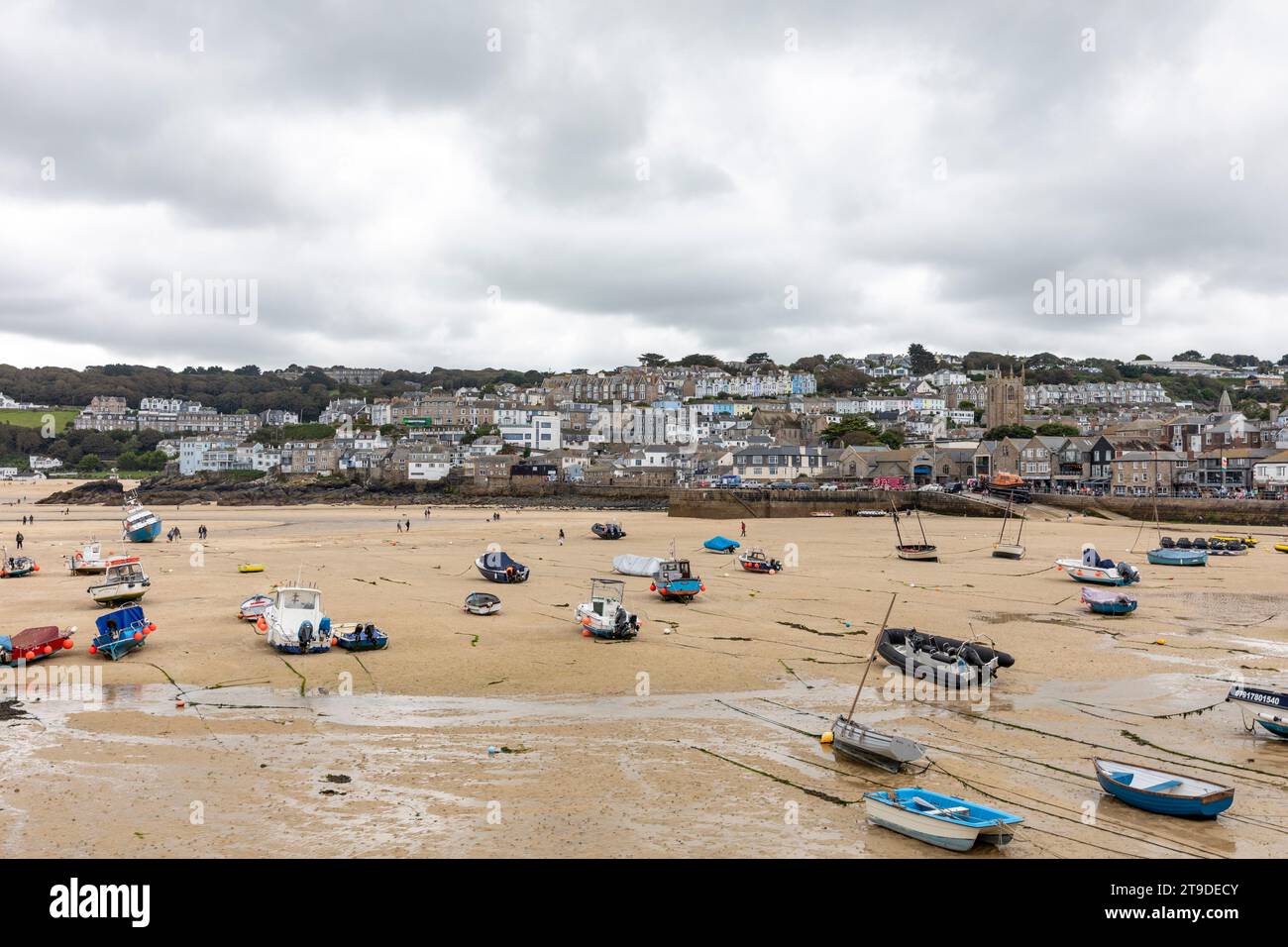 St Ives an der Nordküste von Cornwall, Hafenstrand bei Ebbe und Boote im Sand, England, Großbritannien, 2023 Stockfoto