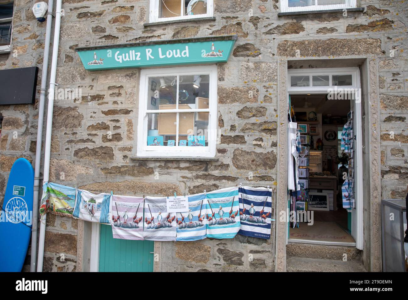 St. Ives Cornwall Independent Shop, Gulls R Loud verkaufen handgemachte Geschirrtücher, Schürzen, Ofenhandschuhe usw. alles hergestellt in Cornwall, England, Großbritannien, 2023 Stockfoto