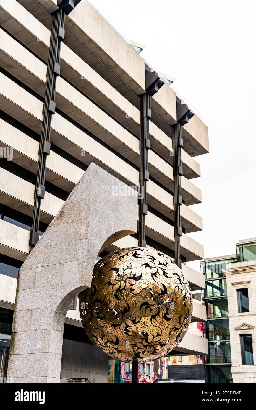 Skulptur namens Tree of Gold oder Crann an Óir von Eamonn O'Doherty in der Dame Street, Dublin City Centre, Irland Stockfoto