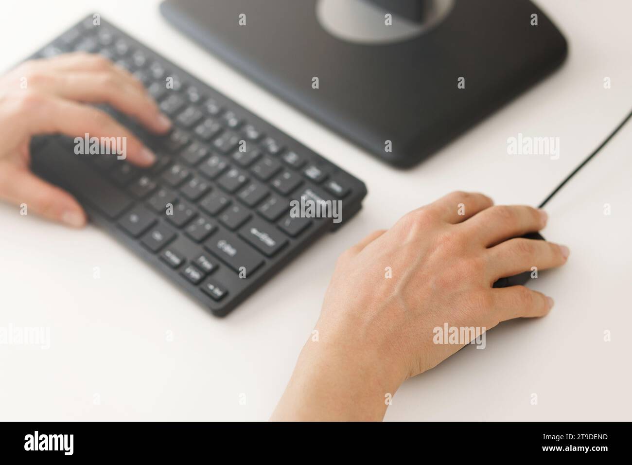 Großaufnahme weiblicher Hände am Computer-pc am Arbeitsplatz im Büro Stockfoto