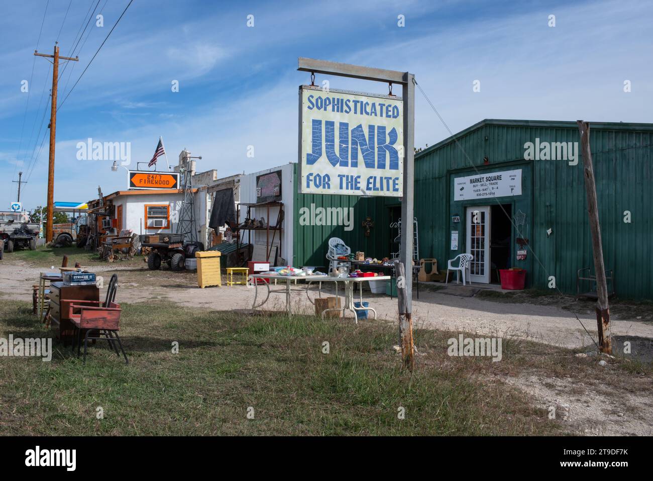 Äußere des Secondhand-Stores mit Schild, das besagt: "Raffinierter Juni für die Elite", Möbel vor der Tür, Leakey, Uvalde County, Texas, Usa. Stockfoto