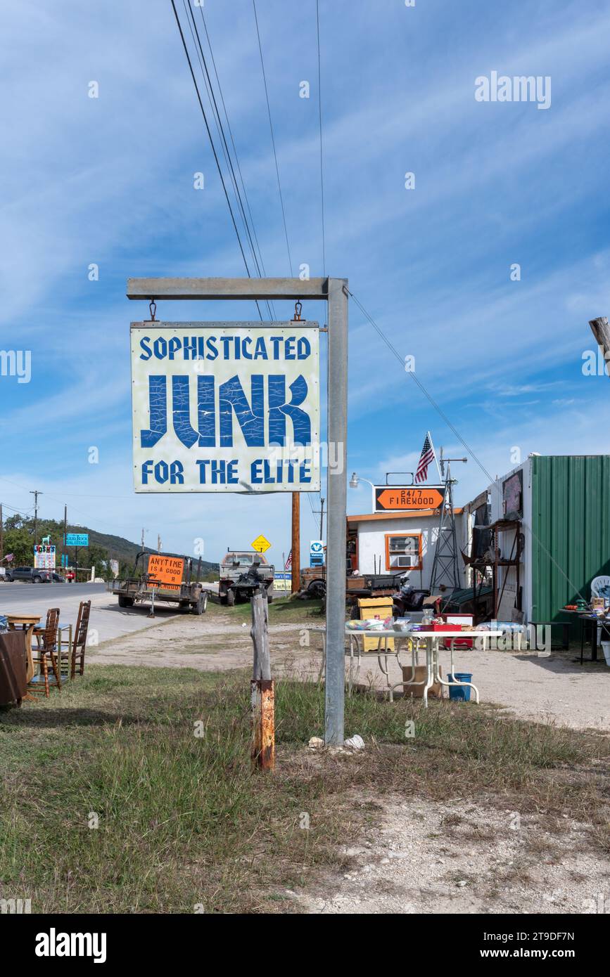 Äußere des Secondhand-Stores mit Schild, das besagt: "Raffinierter Juni für die Elite", Möbel vor der Tür, Leakey, Uvalde County, Texas, Usa. Stockfoto
