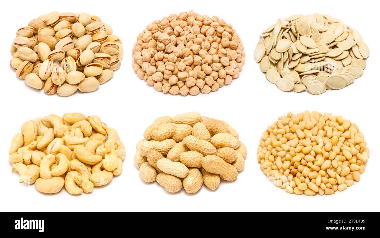Satz von verschiedenen Arten von Nüssen und Samen - Pistazien in der Schale, Kichererbsenkerne ohne Schale, Kürbiskerne in der Schale, rohe Cashewkerne mit Stockfoto