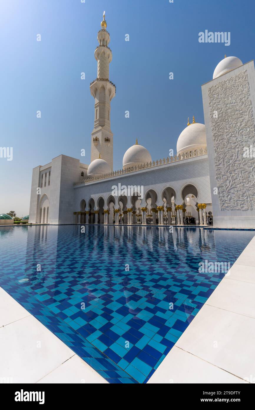 Abu Dhabi, Vereinigte Arabische Emirate - 8. Oktober 2023: Außenhof der Scheich-Zayed-Moschee Stockfoto
