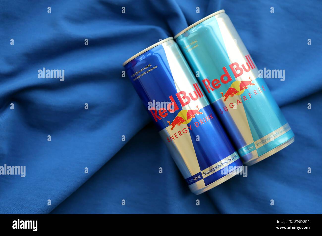 TERNOPIL, UKRAINE - 7. JULI 2023 Red Bull ENERGY Drink Aluminiumdose mit originellem Design Nahaufnahme Stockfoto