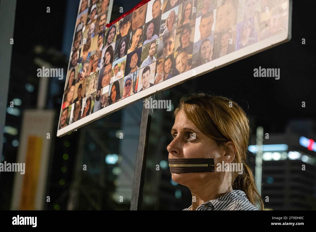 Jerusalem, Israel. November 2023. Während der Kundgebung sieht man eine Demonstrantin, die ihren Mund mit einem Geiselplakat verklebt hat. Während der israelische „palästinensische Konflikt“ andauert, wurden am 24. November 13 israelische Geiseln aus dem Gazastreifen freigelassen. Seit dem Angriff auf Israel am 7. Oktober wurden von der Hamas in Gaza etwa 240 Geiseln festgehalten. (Credit Image: © Ashley Chan/SOPA Images via ZUMA Press Wire) NUR REDAKTIONELLE VERWENDUNG! Nicht für kommerzielle ZWECKE! Stockfoto
