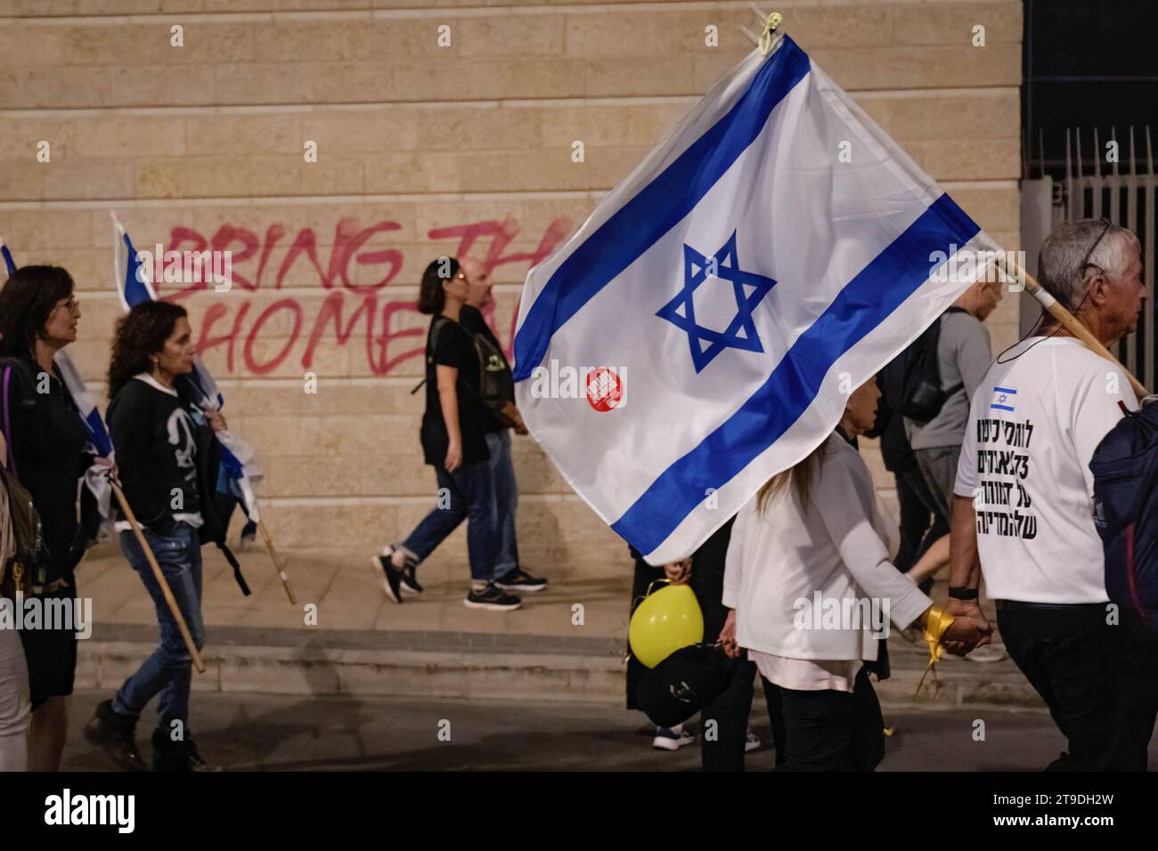 Jerusalem, Israel. November 2023. Demonstranten mit israelischer Flagge marschieren während der Demonstration auf die Straße. Während der israelisch-palästinensische Konflikt andauert, wurden am 24. November 13 israelische Geiseln aus dem Gazastreifen freigelassen. Seit dem Angriff auf Israel am 7. Oktober wurden von der Hamas in Gaza etwa 240 Geiseln festgehalten. (Foto: Ashley Chan/SOPA Images/SIPA USA) Credit: SIPA USA/Alamy Live News Stockfoto