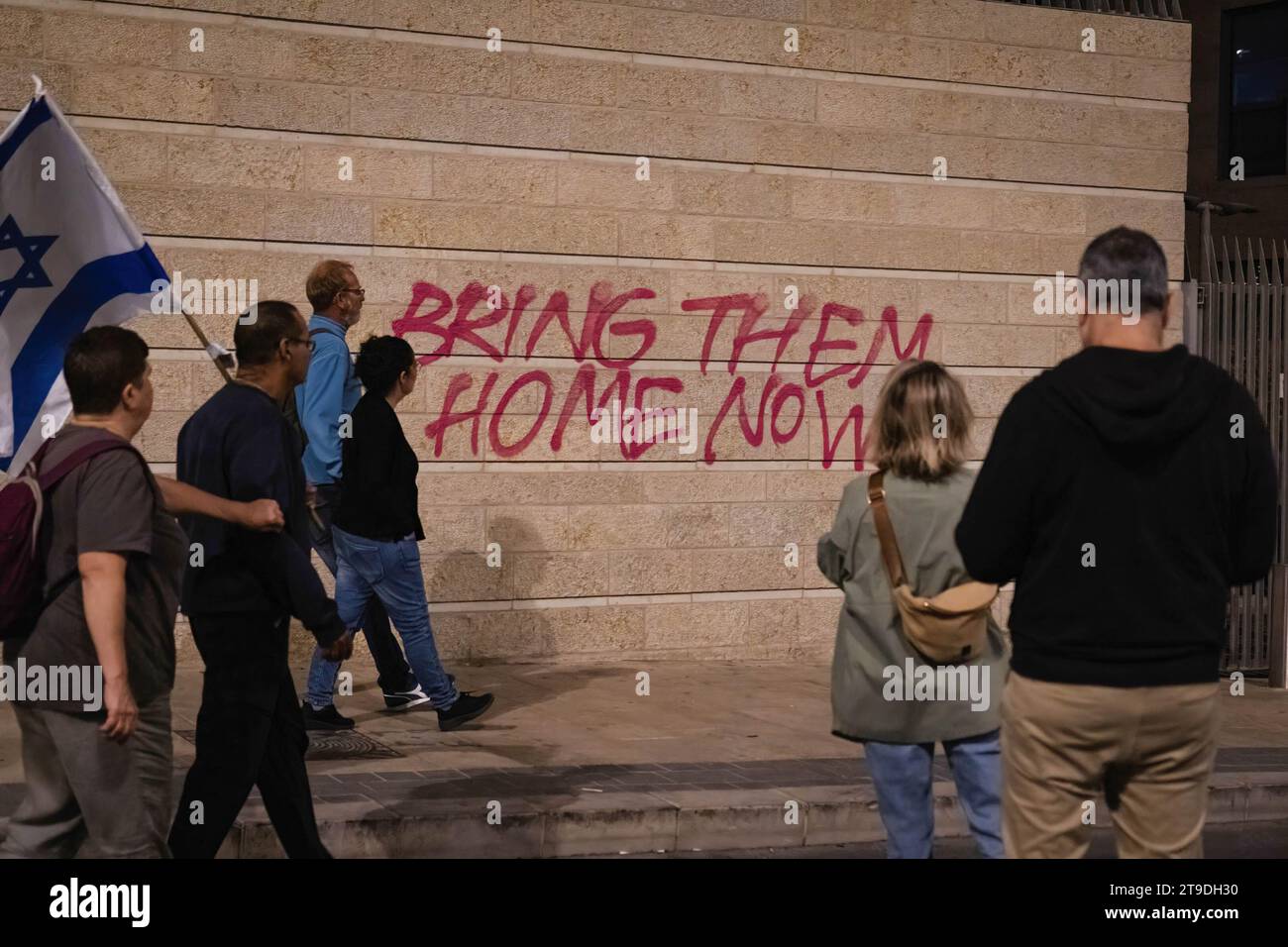 Jerusalem, Israel. November 2023. Demonstranten mit israelischer Flagge marschieren während der Demonstration auf die Straße. Während der israelisch-palästinensische Konflikt andauert, wurden am 24. November 13 israelische Geiseln aus dem Gazastreifen freigelassen. Seit dem Angriff auf Israel am 7. Oktober wurden von der Hamas in Gaza etwa 240 Geiseln festgehalten. (Foto: Ashley Chan/SOPA Images/SIPA USA) Credit: SIPA USA/Alamy Live News Stockfoto