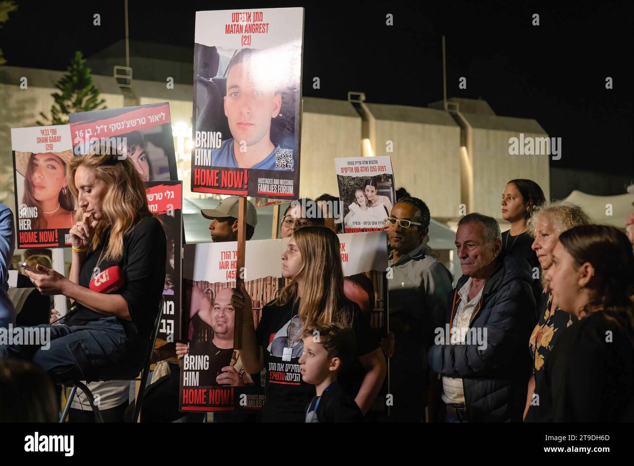 Jerusalem, Israel. November 2023. Familien von Geiseln halten Plakate mit Gesicht, Namen und Alter der Geiseln während der Demonstration. Während der israelische „palästinensische Konflikt“ andauert, wurden am 24. November 13 israelische Geiseln aus dem Gazastreifen freigelassen. Seit dem Angriff auf Israel am 7. Oktober wurden von der Hamas in Gaza etwa 240 Geiseln festgehalten. (Credit Image: © Ashley Chan/SOPA Images via ZUMA Press Wire) NUR REDAKTIONELLE VERWENDUNG! Nicht für kommerzielle ZWECKE! Stockfoto