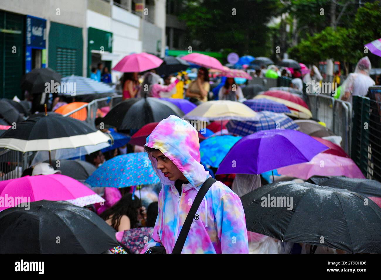 Fans halten sich in der Schlange vor dem Regen, um das Konzert von Sänger Taylor Swift in São Paulo zu sehen. Stockfoto