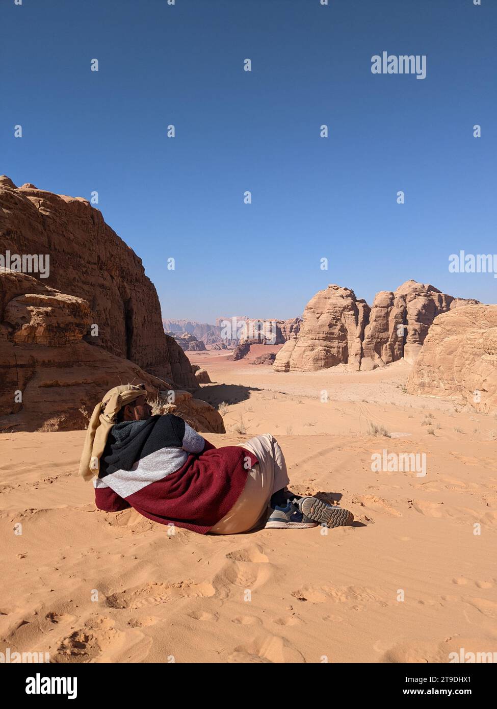 Wadi Rum Desert, Jordanien. Beduinenmensch liegt im Sand Jabal Al Qattar. Wo einige Filme gedreht wurden, wunderschöner Panoramablick auf die malerische Landschaft, beau Stockfoto