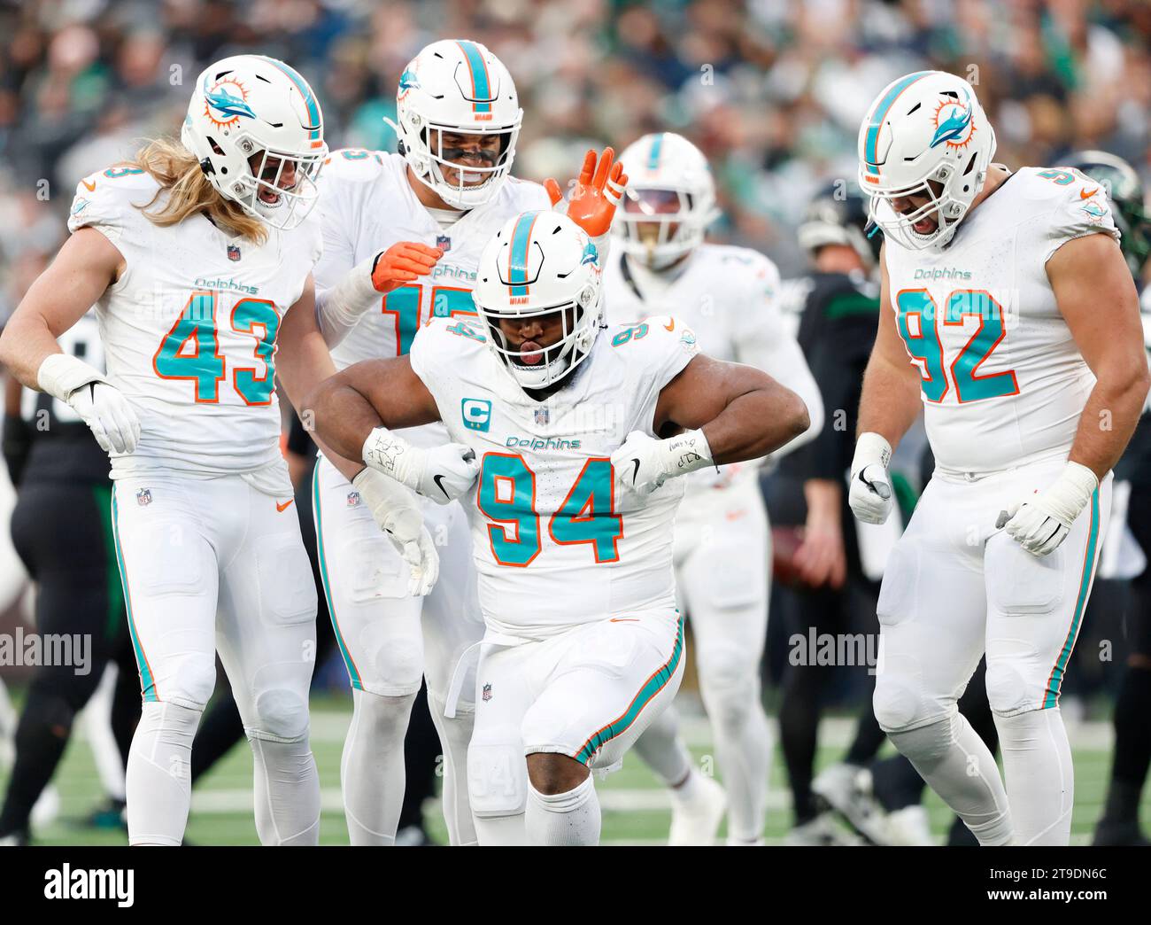 East Rutherford, Usa. November 2023. Miami Dolphins Christian Wilkins feiert am Freitag, den 24. November 2023, einen Sack New York Jets Tim Boyle in der ersten Halbzeit im MetLife Stadium in East Rutherford, New Jersey. Die Dolphins besiegten die Jets 34-13 Foto von John Angelillo/UPI Credit: UPI/Alamy Live News Stockfoto