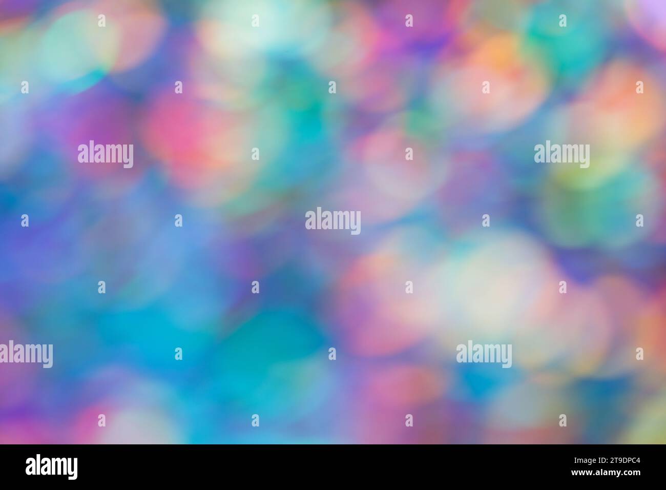 Abstrakter Bokeh-Hintergrund von unscharfen, mehrfarbigen Lichtflecken. Stockfoto