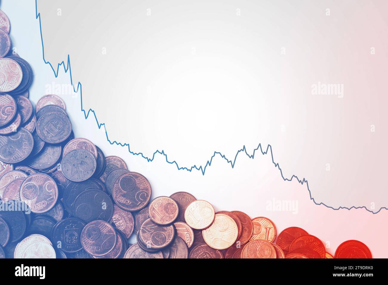 Hintergrund mit fallender Sparklinenkarte und Euro-Münzen. Konzepte des Gewinnverlustes oder der Krise. Stockfoto