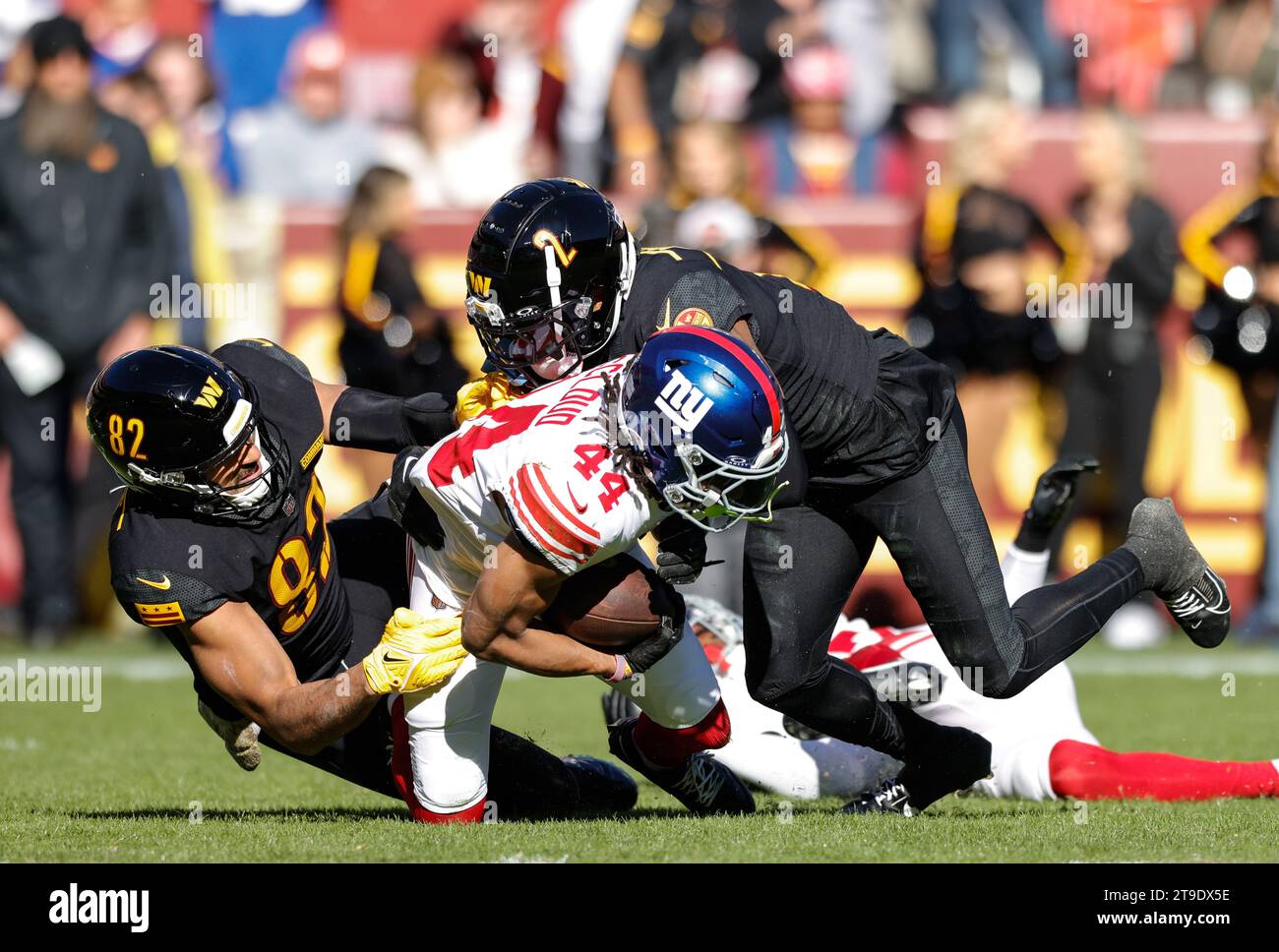 Washington Commanders Tight End Logan Thomas (82) und der Wide Receiver Dyami Brown (2), der den Giants Cornerback Nick McCloud (44) angreift, während er den Fumble beim Spiel Washington Commanders vs New York Giants am 19. November 2023 auf dem FedEx Field in Landover MD (Alyssa Howell/Image of Sport) wiedererlangt. Stockfoto