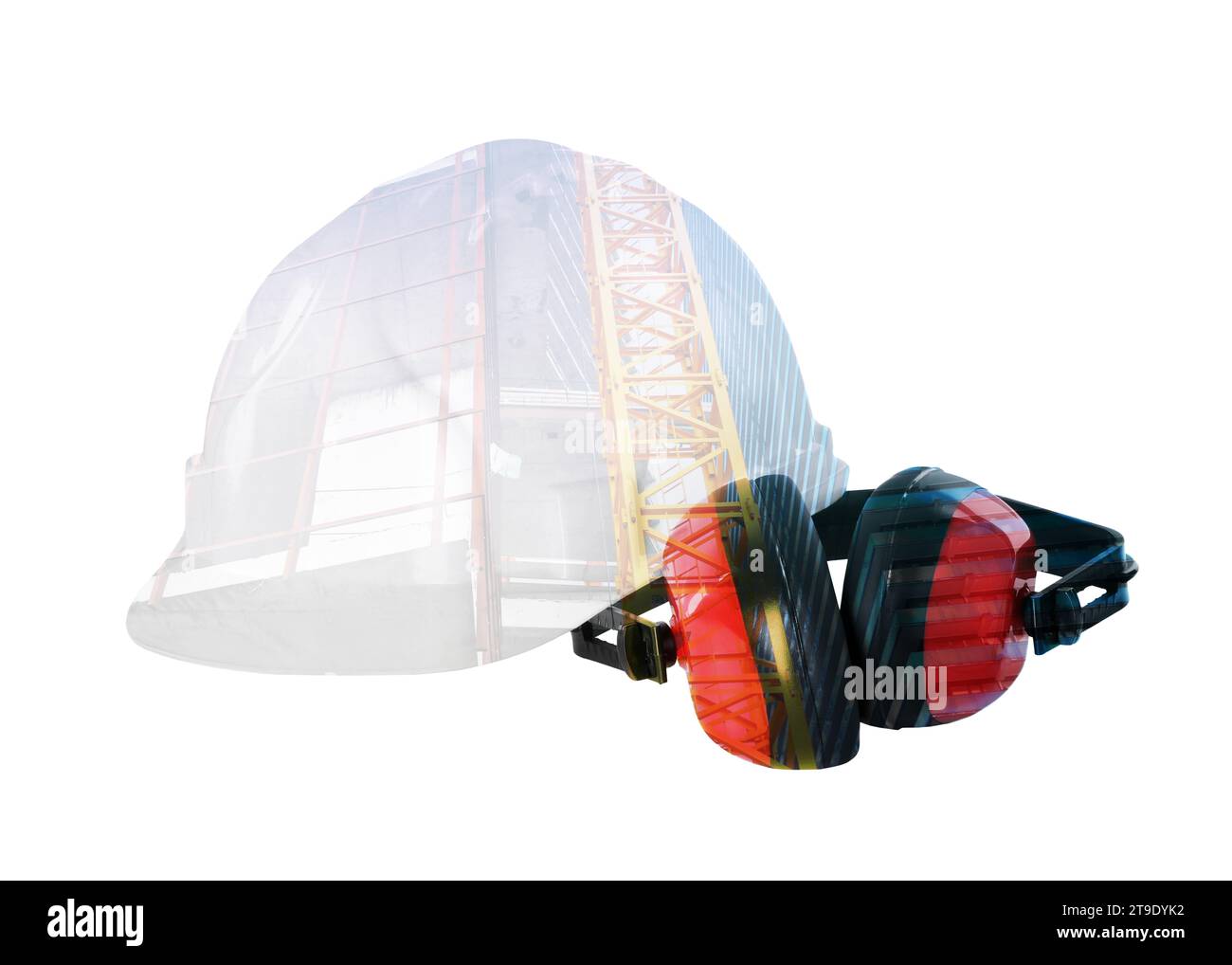 Sicherheitsausrüstung. Doppelte Belichtung von Schutzhelm, Kopfhörern und Baustelle auf weißem Hintergrund Stockfoto