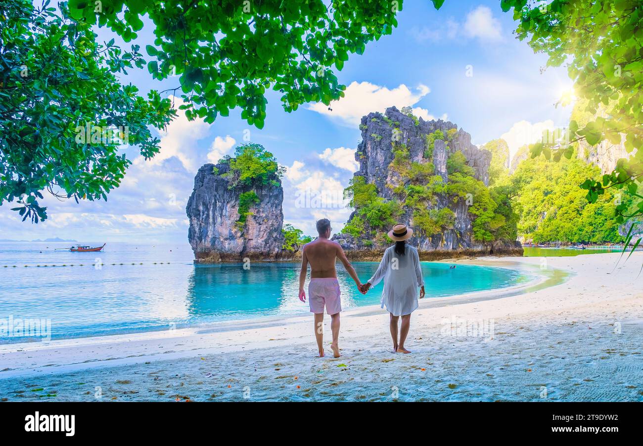 Koh Hong Island Krabi Thailand, der tropische Strand von Koh Hong Island Krabi, ein paar Männer und Frauen am Strand während einer Bootsfahrt mit einem Langboot nach Koh Hong Stockfoto