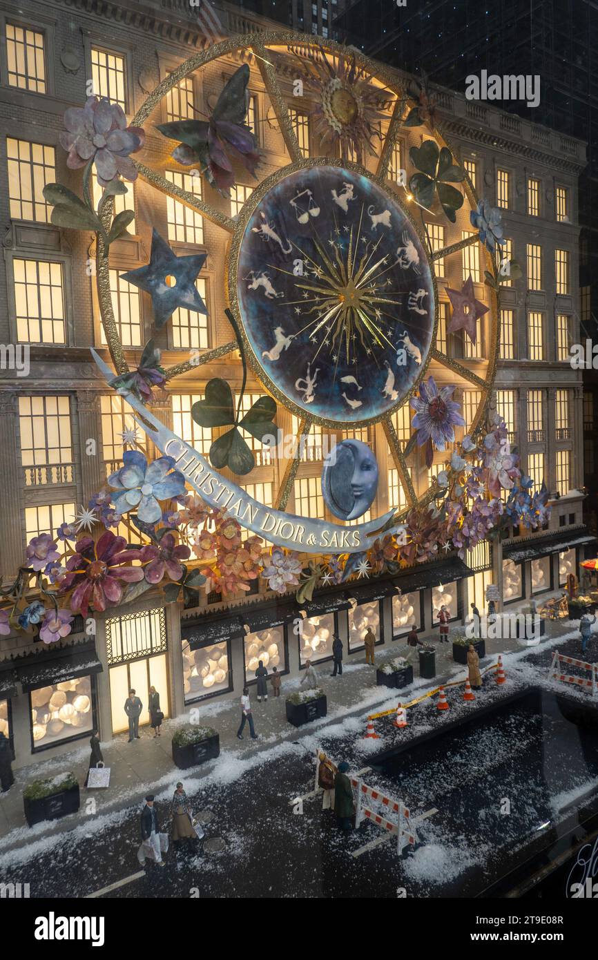 Christian Diors Karussell der Träume ist das Thema der Saks Fifth Avenue Holiday Window, 2023, New York City, USA Stockfoto