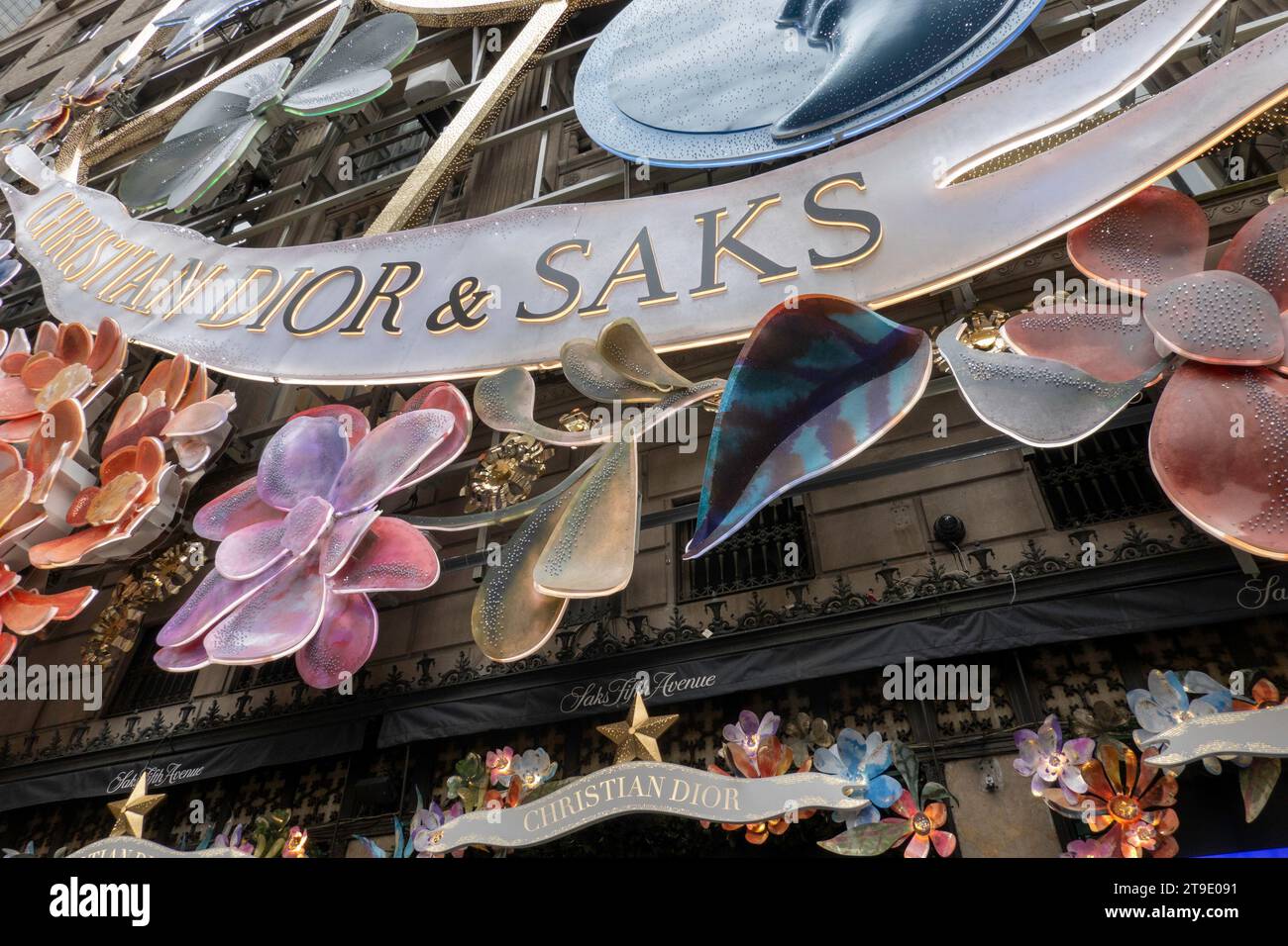 Christian Diors Karussell der Träume ist das Thema der Saks Fifth Avenue Holiday Window, 2023, New York City, USA Stockfoto