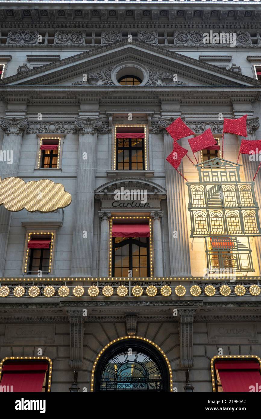 Das Cartier Mansion mit 2023 Weihnachtsdekorationen an der Fifth Avenue, New York City, USA Stockfoto