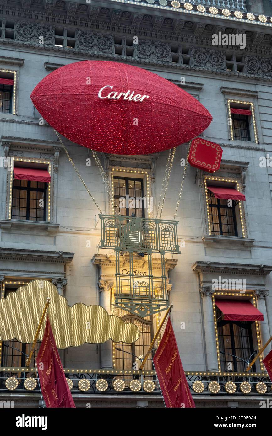 Das Cartier Mansion mit 2023 Weihnachtsdekorationen an der Fifth Avenue, New York City, USA Stockfoto