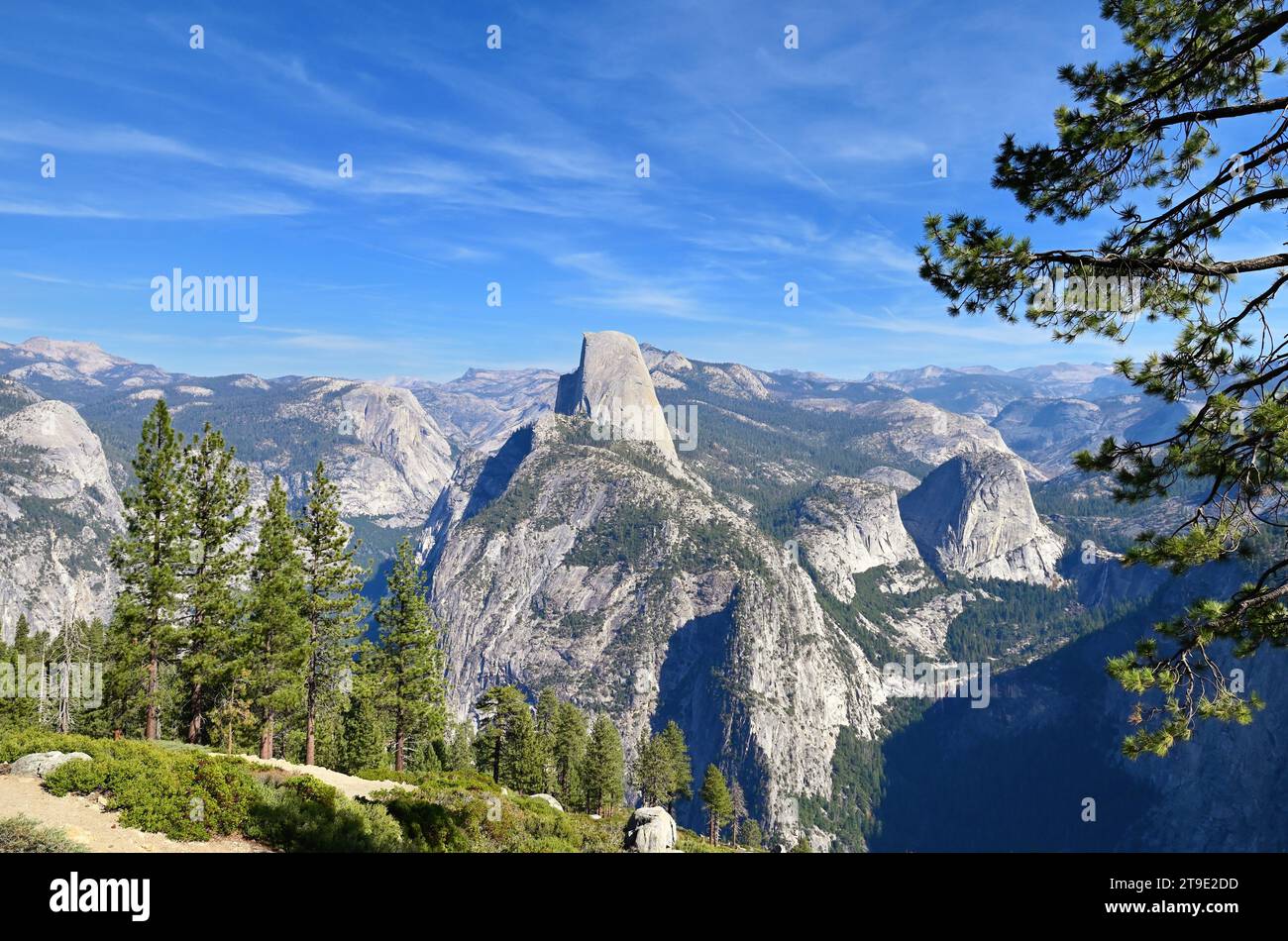 Yosemite National Park, Kalifornien, USA. Ein spektakulärer Blick auf den Half Dome, umgeben von Bergen jenseits des Yosemite Valley. Stockfoto