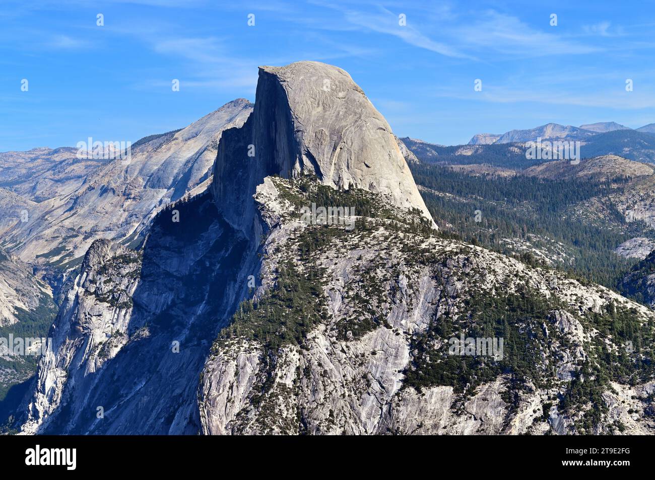 Yosemite National Park, Kalifornien, USA. Yosemite's berühmter Half Dome Gipfel vom Glacier Point aus gesehen. Stockfoto