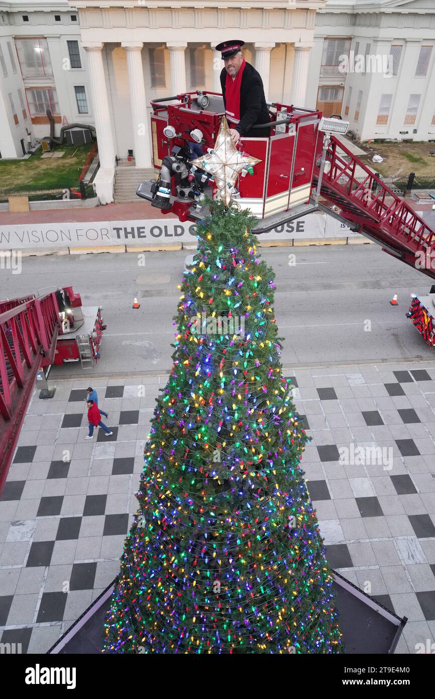 St. Louis, Usa. November 2023. Major der Heilsarmee Adam Moore berührt den Stern auf dem Baum der Lichter mit Hilfe der St. Louis Feuerwehrhaken und Leiter Truck, der den Beginn der Weihnachtszeit im Kiener Plaza in St. Louis am Freitag, den 24. November 2023. Die Heilsarmee wird versuchen, 7 Millionen Dollar für Programme und Dienste in Missouri und den westlichen Gebieten von Illinois aufzubringen. Foto: Bill Greenblatt/UPI Credit: UPI/Alamy Live News Stockfoto