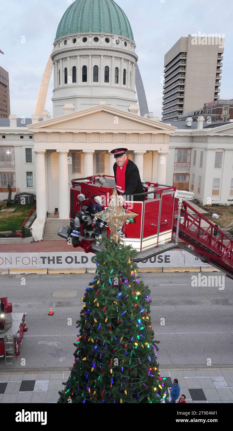 St. Louis, Usa. November 2023. Major der Heilsarmee Adam Moore berührt den Stern auf dem Baum der Lichter mit Hilfe der St. Louis Feuerwehrhaken und Leiter Truck, der den Beginn der Weihnachtszeit im Kiener Plaza in St. Louis am Freitag, den 24. November 2023. Die Heilsarmee wird versuchen, 7 Millionen Dollar für Programme und Dienste in Missouri und den westlichen Gebieten von Illinois aufzubringen. Foto: Bill Greenblatt/UPI Credit: UPI/Alamy Live News Stockfoto