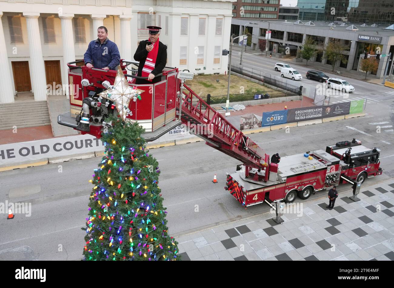 St. Louis, Usa. November 2023. Major der Heilsarmee Adam Moore mit der Hilfe von St. Matt Buckley, Captain der Louis Fire Department Hook and Ladder Truck, ist auf den 75 Fuß hohen Weihnachtsbaum Tree of Lights gehoben, um den Stern zu berühren, der den Beginn der Weihnachtszeit in Kiener Plaza in St. Louis am Freitag, den 24. November 2023. Die Heilsarmee wird versuchen, 7 Millionen Dollar für Programme und Dienste in Missouri und den westlichen Gebieten von Illinois aufzubringen. Foto: Bill Greenblatt/UPI Credit: UPI/Alamy Live News Stockfoto