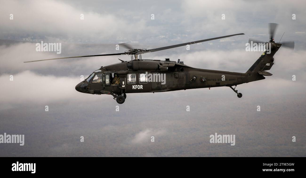 Das Regionalkommando Ost der Kosovo Force führte am 21. November 2023 einen Trainingsflug mit Piloten der Schweizer Luftwaffe und Piloten und Besatzungen der US Army Black Hawk durch. Die US-Streitkräfte hatten die Möglichkeit, mit einem Schweizer Helikopter zu fahren, und die Schweizer flogen auf der US Army Black Hawk. (Foto der Nationalgarde der US-Armee von Sgt. Noah Moroski) Stockfoto