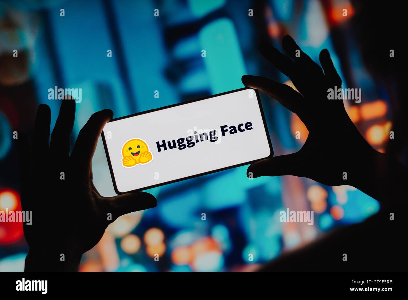 Brasilien. November 2023. In dieser Fotoabbildung wird das Logo „Hugging Face“ auf einem Smartphone-Bildschirm angezeigt. Quelle: SOPA Images Limited/Alamy Live News Stockfoto