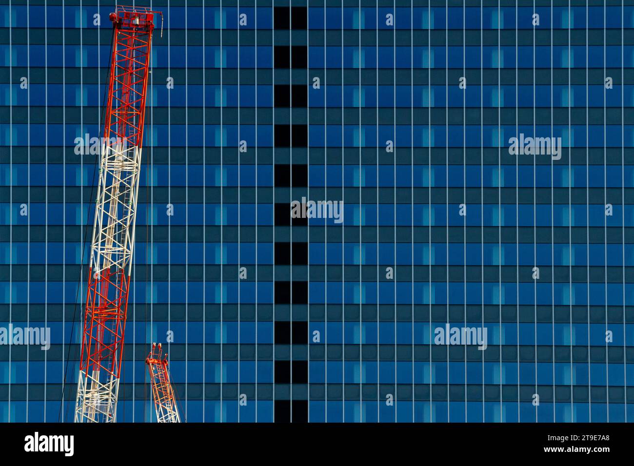 Baustellenkräne vor Wolkenkratzern in Shibuya, Tokio, Japan. Stockfoto