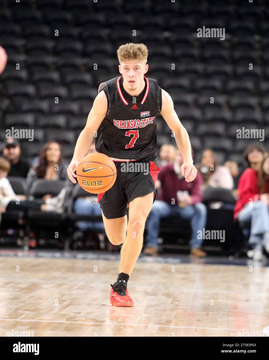 24. November 2023: Zane Butler #7 des Arkansas State Red Wolves bringt den Ball während eines Spiels zwischen den Arkansas State Red Wolves und den San Diego Toreros während des Acrisure Invitational in der Acrisure Arena in Palm Springs, KALIFORNIEN, auf den Platz. Michael Sullivan/CSM Stockfoto