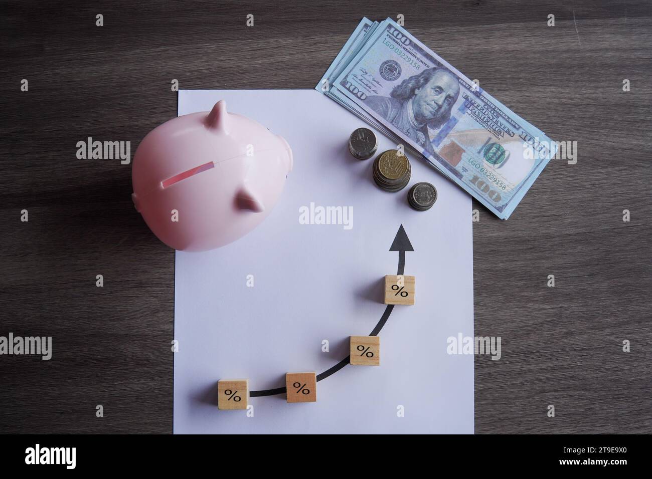 Draufsicht des Symbols Geld, Sparkasse und Prozentwert erhöhen. Finanz- und Zinskonzept. Stockfoto