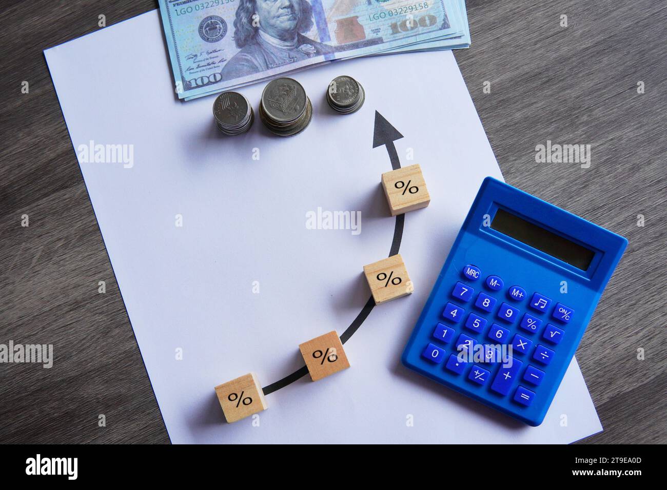Draufsicht des Symbols Geld, Taschenrechner und Prozenterhöhung. Finanz- und Zinskonzept. Stockfoto