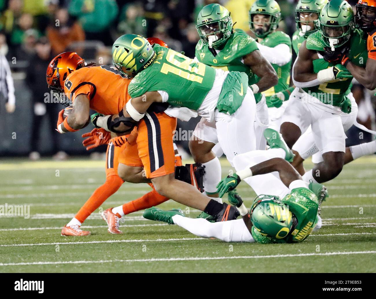 Autzen Stadium, Eugene, OR, USA. November 2023. Der Linebacker Mase Funa (18) der Oregon Ducks macht ein Solo-Tackle auf den Oregon State Beavers, der während des NCAA-Fußballspiels zwischen den Oregon State Beavers und der University of Oregon Ducks im Autzen Stadium, Eugene, OR, zurückläuft. Larry C. Lawson/CSM/Alamy Live News Stockfoto
