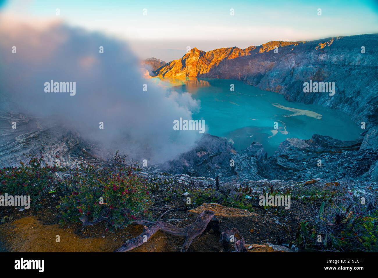 Wunderschöner Blick auf Kawah Ijen See und Vulkan am frühen Morgen in Ost-Java, Indonesien. Stockfoto