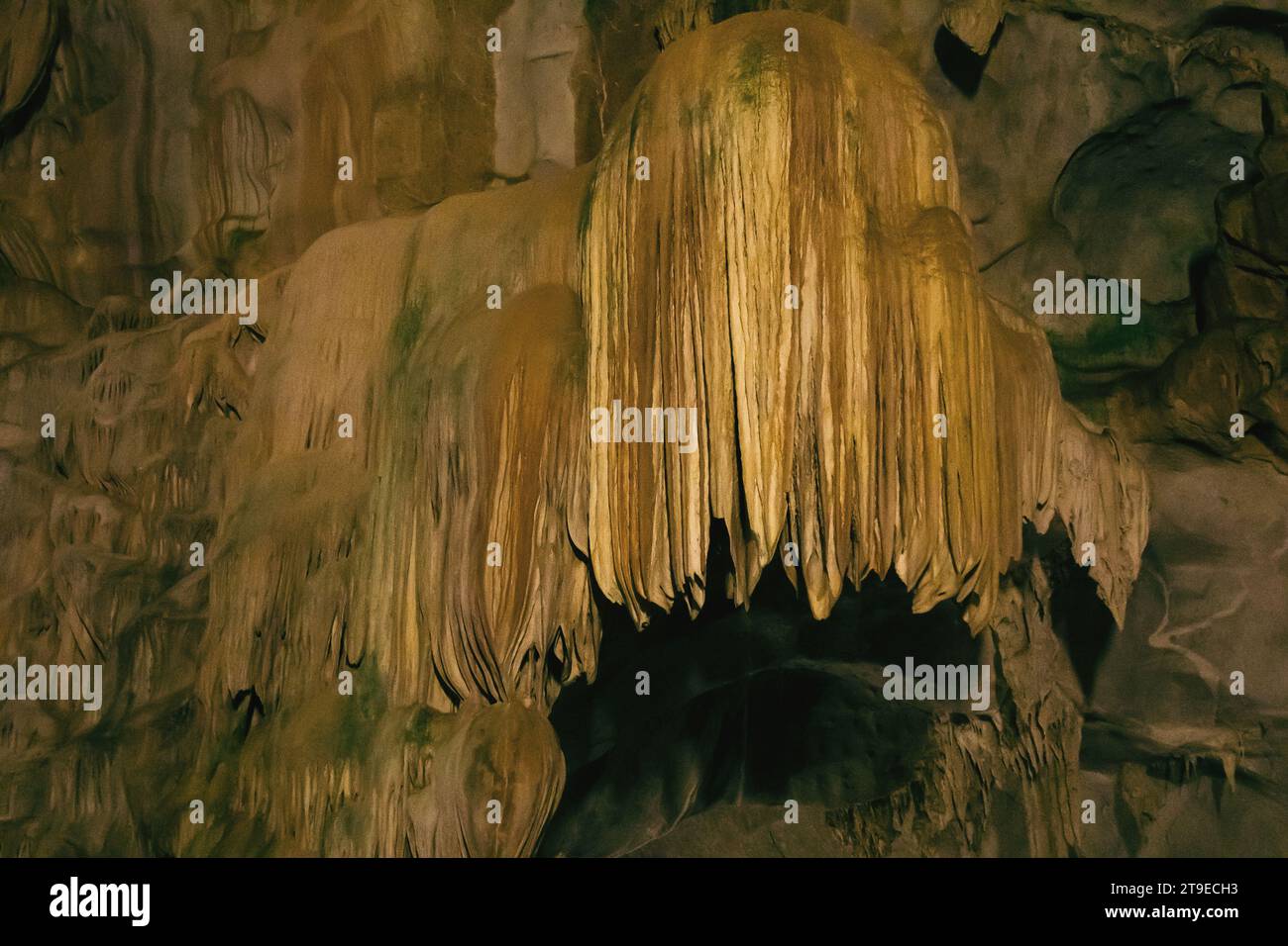 Natürliche dunkle und gruselige unterirdische Höhle mit seltsam geformten Steinstalaktiten. Stockfoto