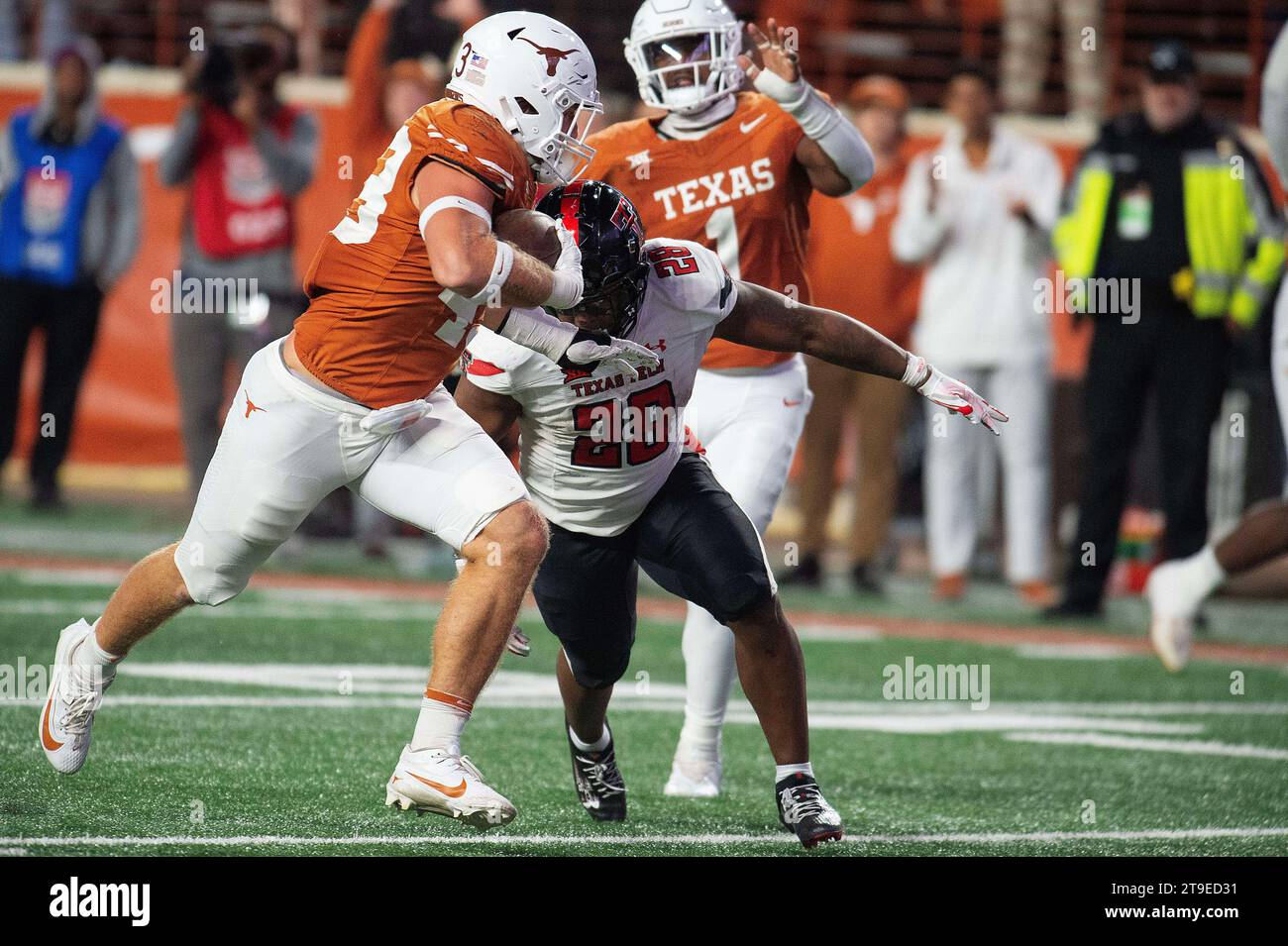 24. November 2023: Texas Longhorns Jett Bush (43) in Aktion während des NCAA Football-Spiels zwischen der Texas Tech University im Darrell K. Royal Texas Memorial Stadium. Austin, Texas Mario Cantu/CSM Stockfoto
