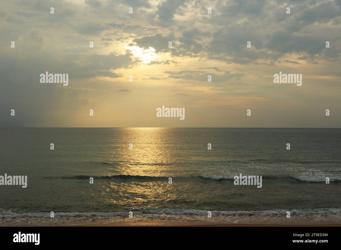 Wunderschöner Sonnenuntergang am Strand. Landschaftlich schöne Meereslandschaft mit Wolken, Wellen und Sonne. Stockfoto