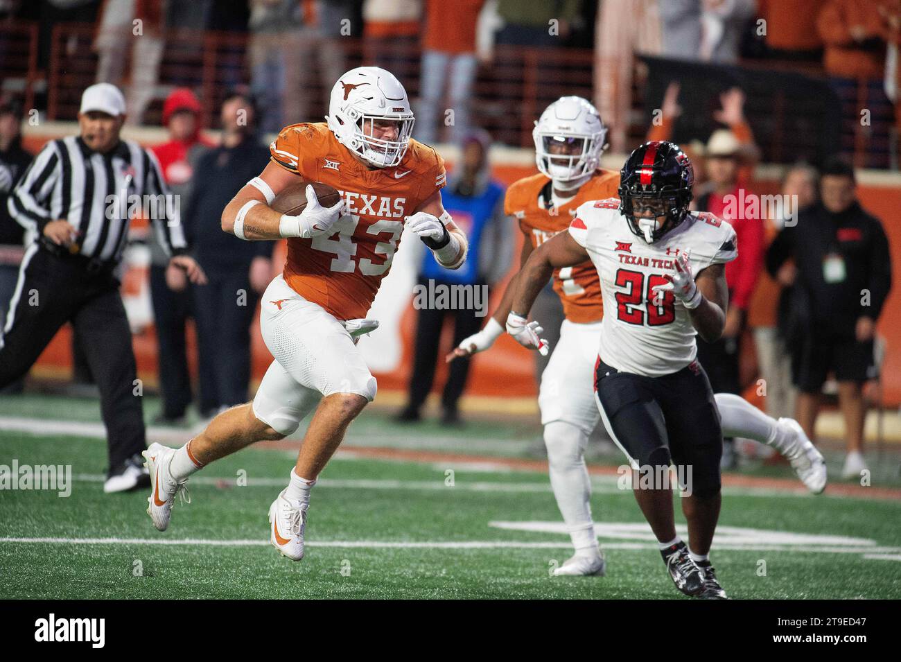 24. November 2023: Texas Longhorns Jett Bush (43) in Aktion während des NCAA Football-Spiels zwischen der Texas Tech University im Darrell K. Royal Texas Memorial Stadium. Austin, Texas Mario Cantu/CSM Stockfoto