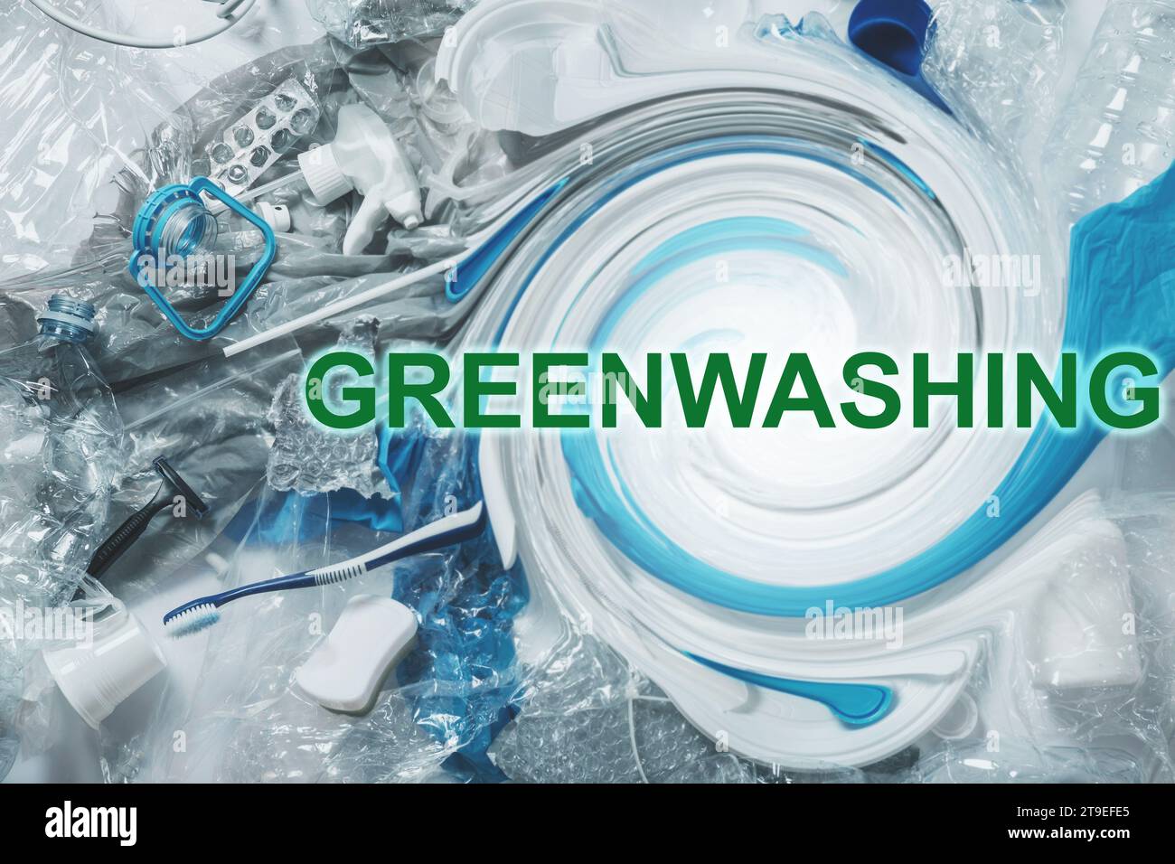 Stapel Kunststoffabfälle und Greenwashing-Schriftzug. Konzept von Greenscamming, Green PR und Betrugsmarketing. Stockfoto