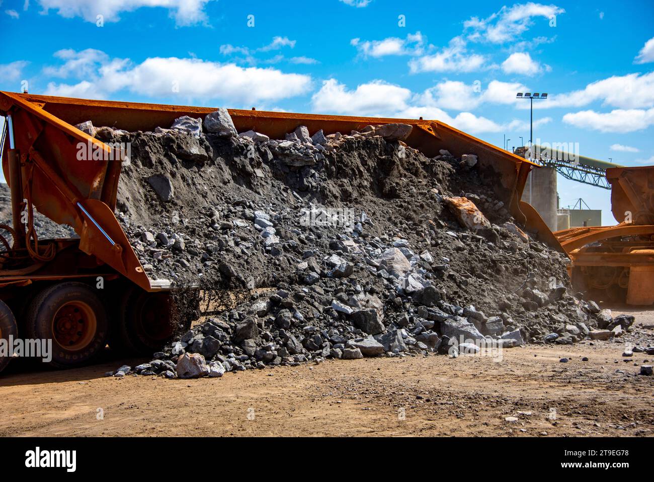 Truck, der Erz von meiner abwirft Stockfoto