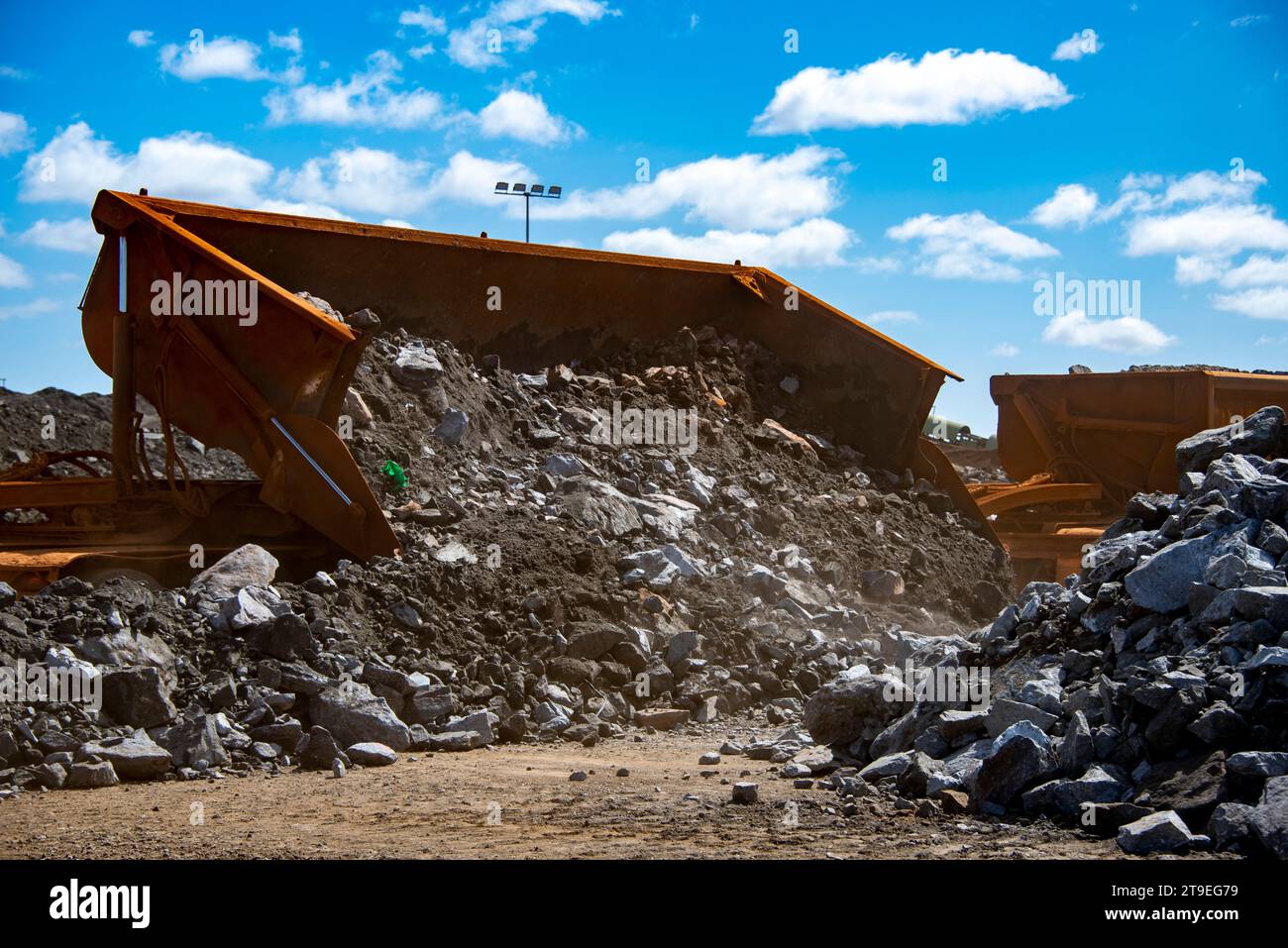 Truck, der Erz von meiner abwirft Stockfoto