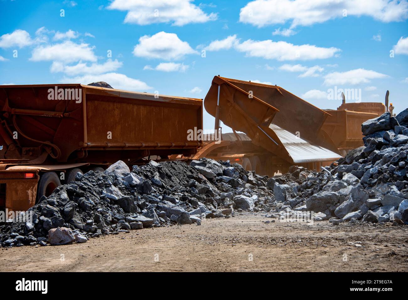 Truck, der Erz von meiner abwirft Stockfoto