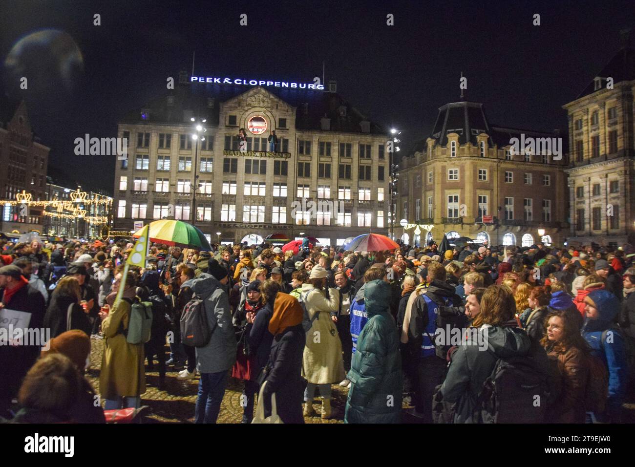 Amsterdam, Niederlande. November 2023. Die Menschen veranstalten eine Demonstration gegen Rassismus und Diskriminierung, nachdem die rechtsextreme Partei für Freiheit (PVV) am 24. November 2023 die Führung bei den niederländischen Parlamentswahlen auf dem Dam-Platz in Amsterdam übernommen hatte. Foto: Taib Mouneb/ABACAPRESS.COM Credit: Abaca Press/Alamy Live News Stockfoto