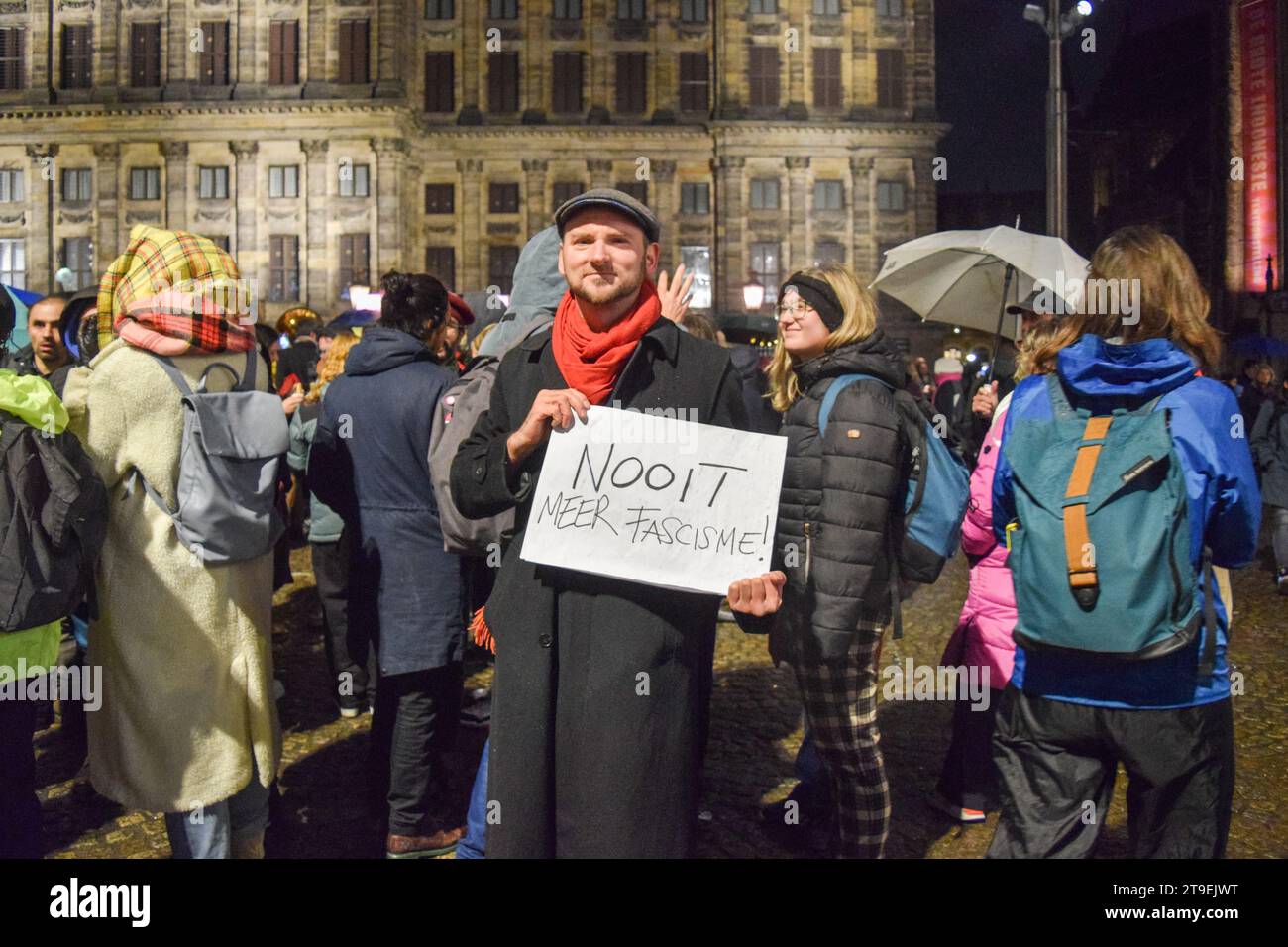 Amsterdam, Niederlande. November 2023. Die Menschen veranstalten eine Demonstration gegen Rassismus und Diskriminierung, nachdem die rechtsextreme Partei für Freiheit (PVV) am 24. November 2023 die Führung bei den niederländischen Parlamentswahlen auf dem Dam-Platz in Amsterdam übernommen hatte. Foto: Taib Mouneb/ABACAPRESS.COM Credit: Abaca Press/Alamy Live News Stockfoto