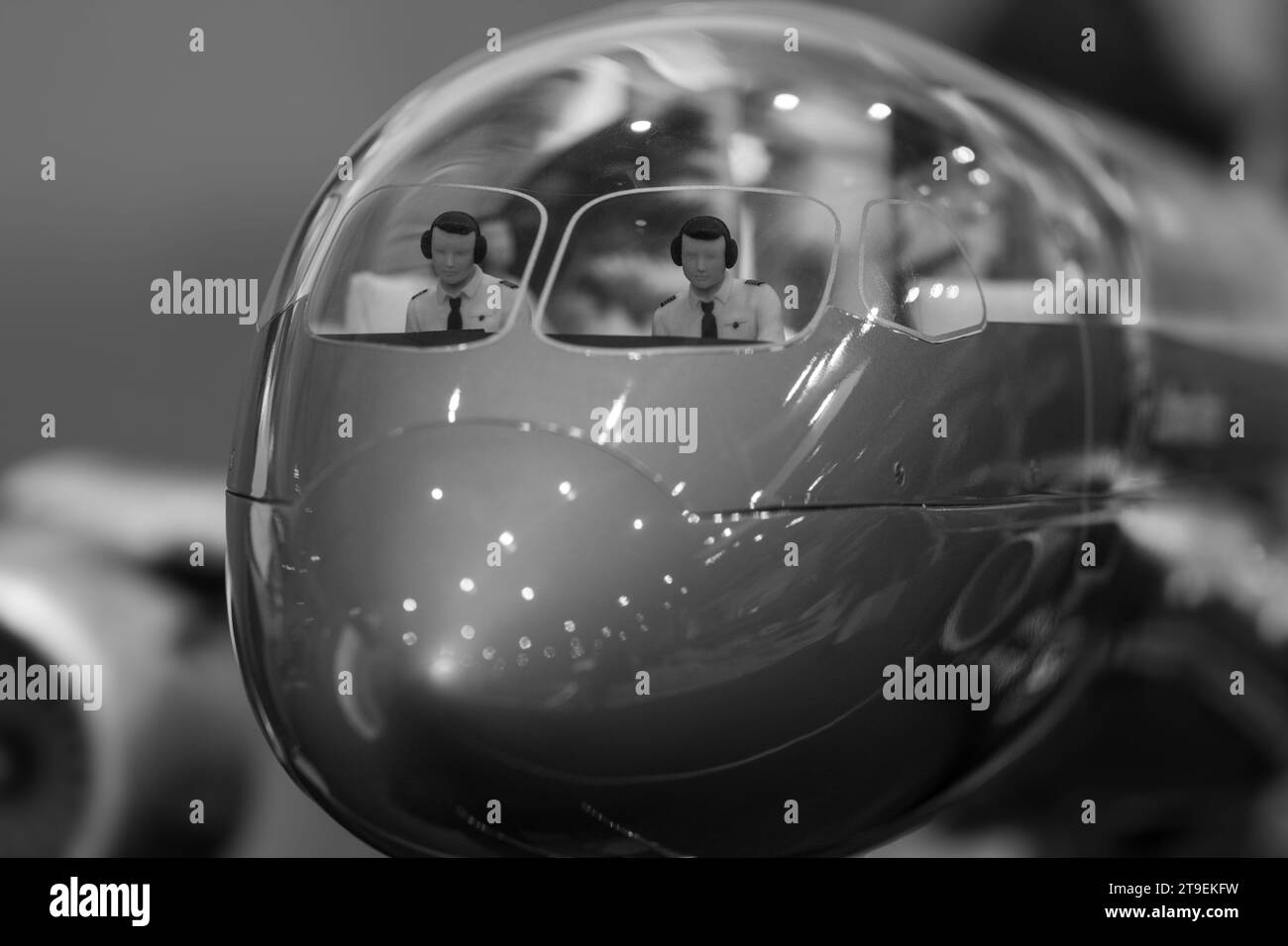 Monochrom-Phot des Miniaturmodells des Privatflugzeugs mit Piloten Stockfoto